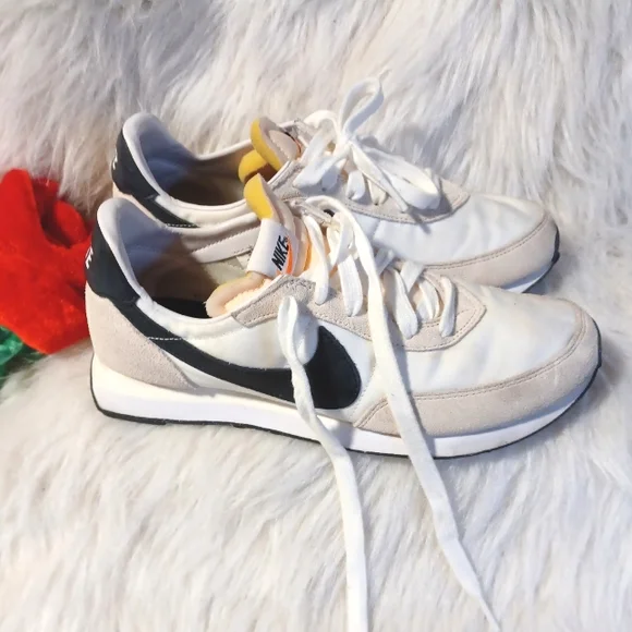 Nike Black/White Sneakers - Picture 2 of 7